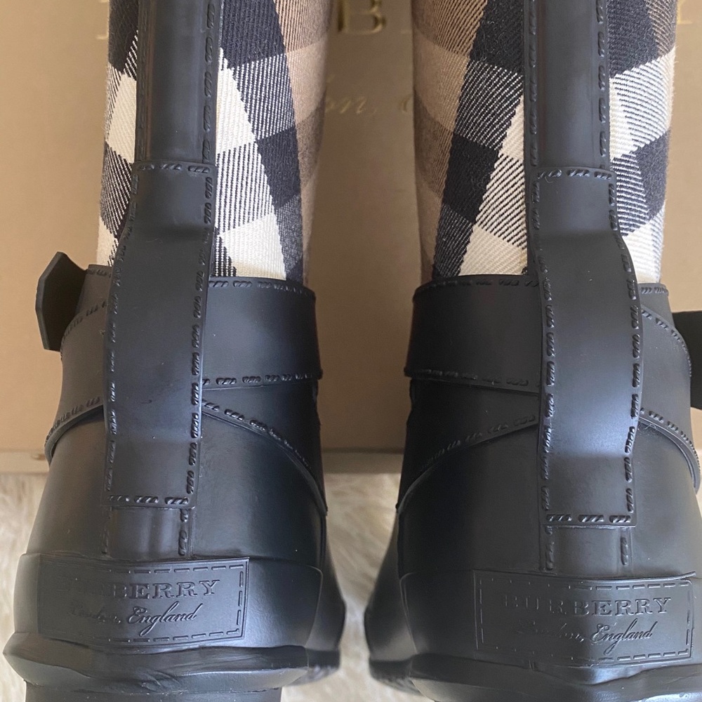 Burberry check rain boot (fits sizes 9-10) - Picture 7 of 13